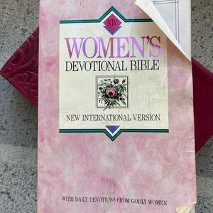 NIV Women's Devotional Bible - Pink 2